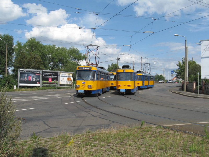 Tatra Begegnung in der Diezmannstrae. Triebwagen 2152 auf der Linie 1 nach Lausen unterwegs, zweiter Triebwagen von rechts 2144 ebenfalls auf der Linie?? nach Mockau unterwegs. 28.07.09   