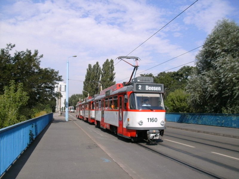 Tatra-Grozug auf der Saalebrcke zwischen Renbahnkreuz und Saline am 1.August 2008