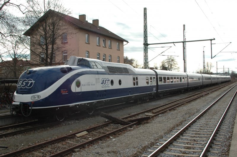 TEE 601 015 als Blue-Star-Train am 02.12.07 in Mnchen-Moosach. Bei der Restaurierung wurde nicht auf das historische Geachtet, sondern eher auf Luxus und Komfort.