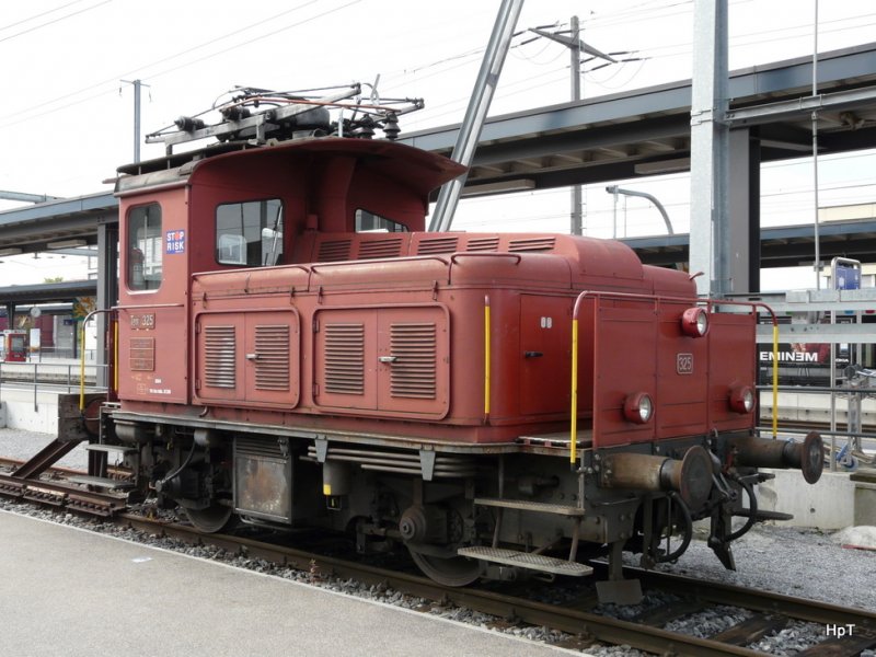 SBB - Rangierlok Tem 2/2 325 abgestellt im Bahnhof von