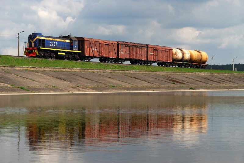 TEM2 - 2757 (08/05/2009) with a freight train in Kaunas