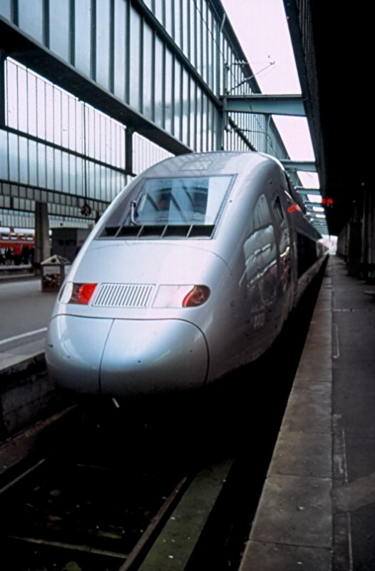 TGV am 16.11.2007 im Stuttgarter Hauptbahnhof. Wahrscheinlich aufgrund des Streiks der Lokfhrer kam der Zug 35 Minuten spter an.