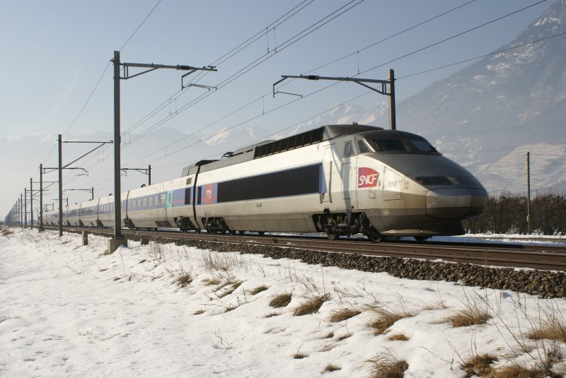 TGV PSE 115 fhrt am 31.1.09 als TGV 9261 von Martigny Richtung Sion. Das Bild entstand in der Nhe von Saxon.