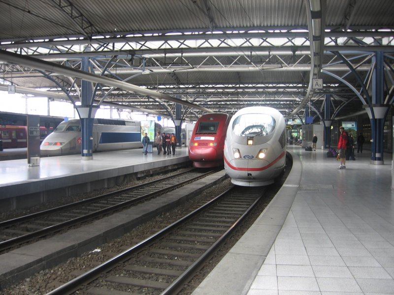 Sch�nes Hochgeschwidigkeitstreffen............Links ein TGV Atlantique der gerade aus Perpignan eintraf