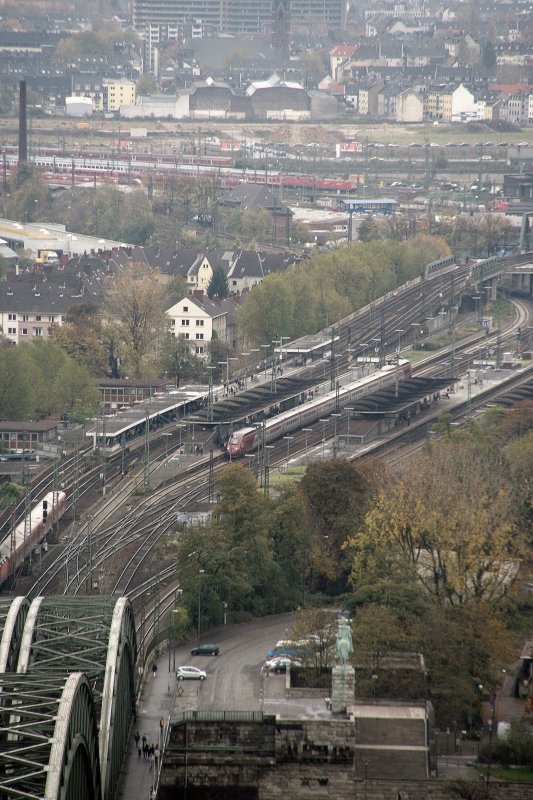 Ein Thalys im Bhf K�ln Deutz, fotografiert aus dem Domturm,
