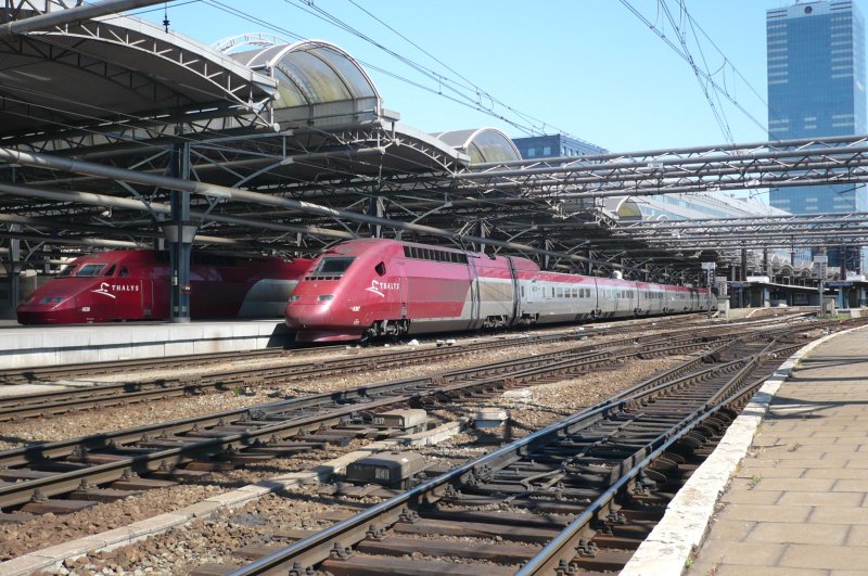 Zu sehen ist viel Infrastruktur , sowie 2 Thalyssen, der erste