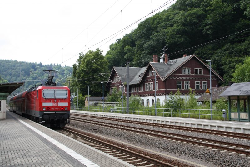 Das Empfangsgeb�ude des Bahnhofs Tharant am 15.06.09 vom Bahnsteig aus