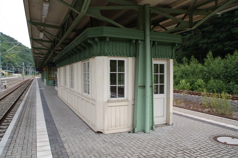 Der Bahnsteig des Bahnhofs Tharant am 15.06.09. 