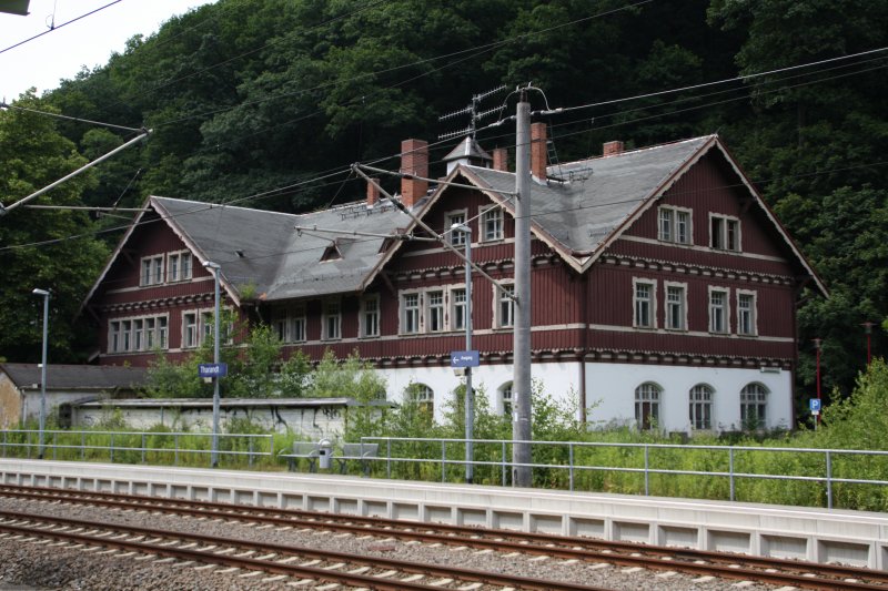 Das sch�ne Empfangsgeb�ude des Bahnhofs Tharant am 15.06.09. 