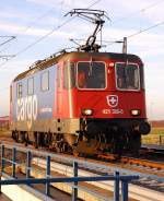 LZ auf der Br�cke �ber die Kuckhofer Stra�e kommt die SBB Cargolok 421 388-0 von Neuss in Richtung K�ln fahrend daher. 27.1.2012