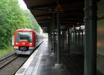 Impressionen aus Hamburg-West: Ein Zug der Linie S1 in der Station 'Bahrenfeld'. Die gusseiserne S�ulenkonstruktion des Bahnsteigdaches ist sehr selten in Hamburg - und gut erhalten. 20.5.2013