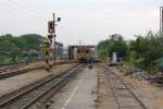 1101-1140-thn THN 1123 f�hrt in den Bf. Ayutthaya ein, 26.M�rz 2010.