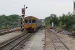 1101-1140-thn THN 1123 f�hrt in den Bf. Ayutthaya ein, 26.M�rz 2010.