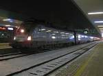 1x16-werbeloks Endlich kam nach einer sehr langen Zeit die Siemens Lok nach Bregenz und auch nach einer langen warterei am Bahnhof bei eisigem Wind. Foto zeigt den EN 247 nach Wien West in Bregenz.

Lg
