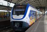 2400--2600-sprinter-lighttrain ET 2400 (2443) Mit Regionalzug Haarlem - Zandvoort am 15. Juli 2010 in Hbf Haarlem.