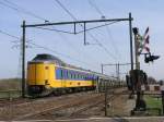 4200-icm-koploper Koploper 4214 mit IC 10740 Leeuwarden-Zwolle auf die Vechtbr�cke bei Herfte am 2-4-2010.