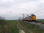 Koploper 4076 mit IC 10755 Zwolle-Leeuwarden bei Nijeholtwolde am 11-4-2010. ...