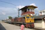 4523-4560 GEA GEA 4553 in Nakhon Pathom mit Schnellzug nach Bangkok am 02.Nov.2005.