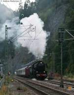 5519 5519 (CFL) und V100 1041 der Nesa mit dem DPE 88817 (Konstanz-Offenburg) bei der Abfahrt Triberg 25.9.09