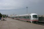 673 CFS 673 05 (673 051+052+053+054+055) als internationale Triebwagenverbindung 63302 in Gaziantep (T�rkei) am 30.4.10.
Die VT der Reihe 673 wurden 2006/2007 bei Rotem (S�dkorea) f�r die Syrische Staatsbahn gebaut und f�hren als 'Trainset' die wichtigsten Intercity-Schnellverbindungen des Landes