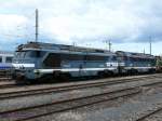 a1aa1a-68000--68500 SNCF A1A-A1A 68521 und A1A-A1A 68535
Die SNCF hat die 1660 kW starken dieselelektrischen Loks der Reihe 68000/68500 von 1963-1968 in Dienst gestellt.
Mit 105-106 Tonnen Gewicht waren sie zu schwer f�r eine vierachsige Lok. 
Daher wurden diese Loks zur Begrenzung der Achslast sechsachsig mit der eher ungew�hnlichen Achsfolge (A1A)&acute;(A1A)&acute; gebaut.
Die letzten Loks dieser Reihe sind heute noch f�r die Division Infrastructure der SNCF unterwegs.
20.06.2010 Culmont-Chalindrey 
