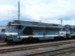 a1aa1a-68000--68500 SNCF A1A-A1A 68521
Die SNCF hat die 1660 kW starken dieselelektrischen Loks der Reihe 68000/68500 von 1963-1968 in Dienst gestellt.
Mit 105-106 Tonnen Gewicht waren sie zu schwer f�r eine vierachsige Lok. 
Daher wurden diese Loks zur Begrenzung der Achslast sechsachsig mit der eher ungew�hnlichen Achsfolge (A1A)&acute;(A1A)&acute; gebaut.
Die letzten Loks dieser Reihe sind heute noch f�r die Division Infrastructure der SNCF unterwegs.
20.06.2010 Culmont-Chalindrey 
