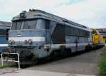 a1aa1a-68000--68500 SNCF A1A-A1A 68504 ist eine der �ltesten noch existierenden Loks aus ihrer Reihe.
Die SNCF hat die 1660 kW starken dieselelektrischen Loks der Reihe 68000/68500 von 1963-1968 in Dienst gestellt.
Mit 105-106 Tonnen Gewicht waren sie zu schwer f�r eine vierachsige Lok. 
Daher wurden diese Loks zur Begrenzung der Achslast sechsachsig mit der eher ungew�hnlichen Achsfolge (A1A)&acute;(A1A)&acute; gebaut.
Die letzten Loks dieser Reihe sind heute noch f�r die Division Infrastructure der SNCF unterwegs.
20.06.2010 Culmont-Chalindrey 