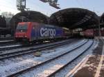 Eine BR 482 der SBB mit einem langem G�terzug im ...