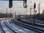 Eine BR 482 der SBB n�hert sich mit einem langem ...