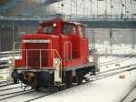 Bei miesem Winterwetter mit Graupel und Nebel eilt 362 390-7 ...