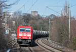 185 358 mit einem G�terzug Richtung K�ln bei der Durchfahrt ...