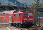 111 111 mit dem RE10416 aus Dortmund bei der Einfahrt ...