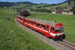 AB Appenzeller Bahnen Die Appenzellerbahnen f�hren im Vergleich zu der grossen Konkurrenz namens Rh�tische Bahn oder Matterhorn Gotthardbahn ein Schattendasein. Meiner Meinung nach zu Unrecht, denn auch im Appenzell gibt es reizende Fotostandpunkte zu entdecken. Am 8.7.10 verliess ein Zug mit dem ABt 117 und der Ge 4/4 1, welche sich leider in der Mitte der Komposition befand, Urn�sch.