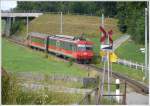 AB Appenzeller Bahnen Nach dem �berqueren der Kantonsstrasse bei der Haltestelle Kreuzstrasse beginnt ein neuer Zahnstangenabschnitt bis hinauf zum Stoss.R3094 mit BDeh4/4 16 und ABt 116 klettert bergw�rts. Der Bahn�bergang �ber die viel befahrene Strasse wird ohne Schranke und Lichtsignal gequert, Schritttempo, ein Achtungspfiff und die rote Farbe des Zuges gen�gen offenbar. (28.07.2010)