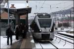 Abellio Rail NRW ET23004 und ein ET22xxx erreichen als RE16 'Ruhr-Sieg-Express' den Bahnhof Plettenberg. Man beachte diesen wunderbaren 'Wetterschutz'....
(03.01.2010)