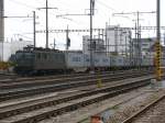 Ae 6/6 11517 mit Containerzug in Pratteln am 26.10.2009  ...