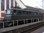 SBB Ae 6/6 11407 zieht am 21.07. 08 einen schweren G�terzug ...