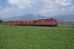 Ae 6/6 11455 n�hert sich am 19.4.10 mit einem kurzen ...