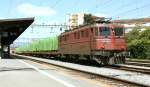 Die Wappenlose Kantonslok Ae 6/6 11424 mit eine Tridel-G�terzug am ...
