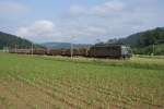 Ae 6/6 11495 n�hert sich am 22.6.10 mit einem G�terzug ...