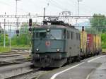 SBB - Ae 6/6 11514 mit G�terzug bei der Durchfahrt ...