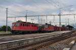 ae-6-6--ae-610 G�terzug�berholung in Pf�ffikon SZ:Die Ae 6/6 11520 wird von der Re 4/4 11357 'sitzen gelassen', 19.06.2010