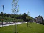 Sch�ner neu gestalteter, idyllischer Haltepunkt mit Bepflanzung und Rasen.  ...