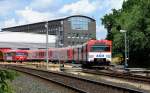 AKN Eisenbahn AG Diese interressante Versammlung war am 18.07.2010 auf dem Betriebsgel�nde der AKN in Kaltenkirchen zu sehen. Links der Uerdinger Steuerwagen mit schneewei�er Werbefl�che, im Vordergrund der VT2. 66-2 und mit diesem gekuppelt ein Triebzug der Baureihe 474 von der Hamburger S-Bahn..Was immer dieser da auch zu suchen hat. Das Foto wurde von der Strasse �ber den Zaun gemacht