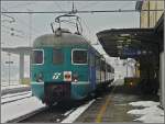 Der Triebzug ALe 803-029 passend zum nostalgischen Bahnsteigdach des Bahnhofs ...