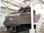 altbaulokomotiven-gleichstrom EB10: Die beiden Loks EB10 wurden 1927 als Batterielokomotiven gebaut und 1931 zu Elektroloks umgebaut; bei der alten Staatsbahn gab es die Lokform mit Zentralf�hrerstand kaum. Sie verbrachten ihr ganzes Leben auf einer Werksanlage in Tokyo (bei �ji) bis zu deren Stilllegung 1971. Heute steht die EB10 1 im Verkehrspark des Gesundheitszentrums von Tokyo-Fuch�. 3.M�rz 2010. (Wegen der Absperrung und der Treppe hatte ich gar keine andere M�glichkeit, diese Lok aufzunehmen, ausser ganz von vorn ohne Blick aufs Fahrwerk)