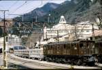 altbaulokomotiven-gleichstrom ED16: Lok ED16 6 wartet vor den Kalksteinverarbeitungsanlagen zuhinterst im Tama-Tal (Tokyo). Rechts von ihr steht ED16 5. Oku-Tama, 22.Januar 1977. 