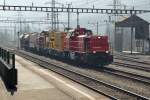 Am 12.03.2010 zieht die Am 843 006-8 einen Bauzug mit ...