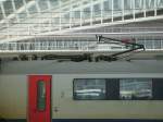 am-96 Hier mal eine Nahaufnahme der zwei Stromabnehmer eines Triebzuges der Reihe AM96 am 17.3.2010 in Li�ge Guillemins. Ich nehme mal aufgrund der zwei Stromabnehmer an, dass es einer der Zweisystemz�ge ist und er auf dem Weg nach Lille ist.