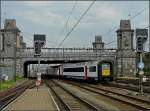am-96 Die Gumminase AM 96 521 f�hrt am 10.07.10 unter der sch�nen alten Br�cke hindurch in den Bahnhof von Oostende ein. (Jeanny)